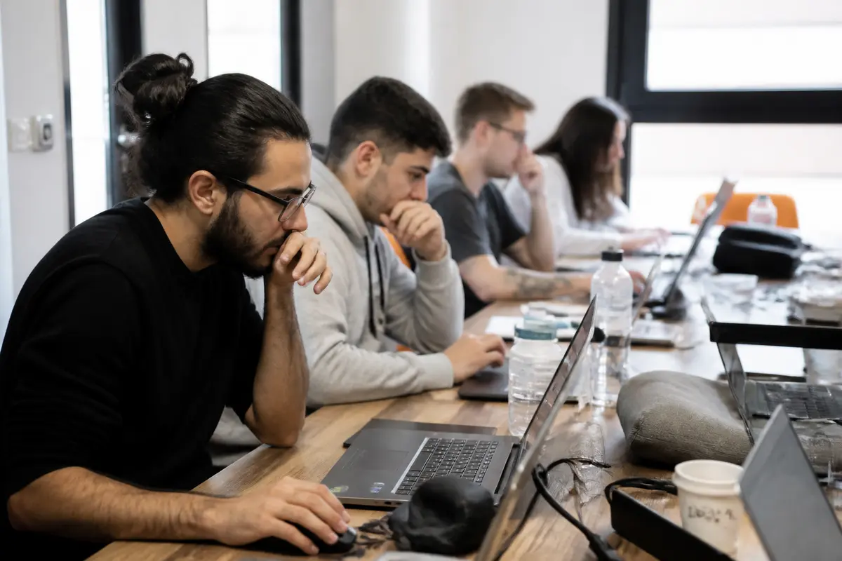 Formation développeur Ora Vendis : Choisir entre présentiel et distanciel ?