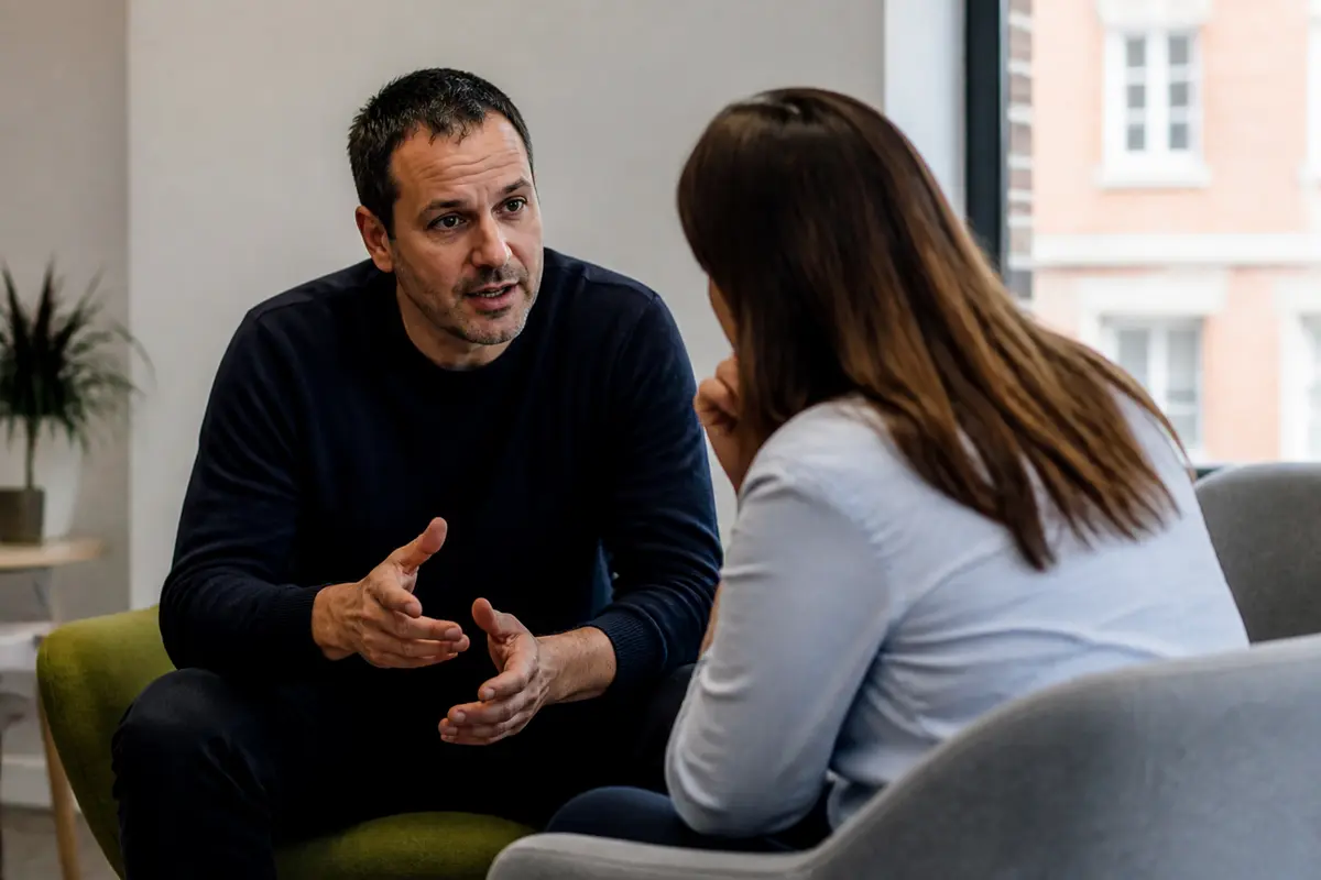 Homme et femme en discussion, symbolisant un tremplin RH dans un cadre professionnel.