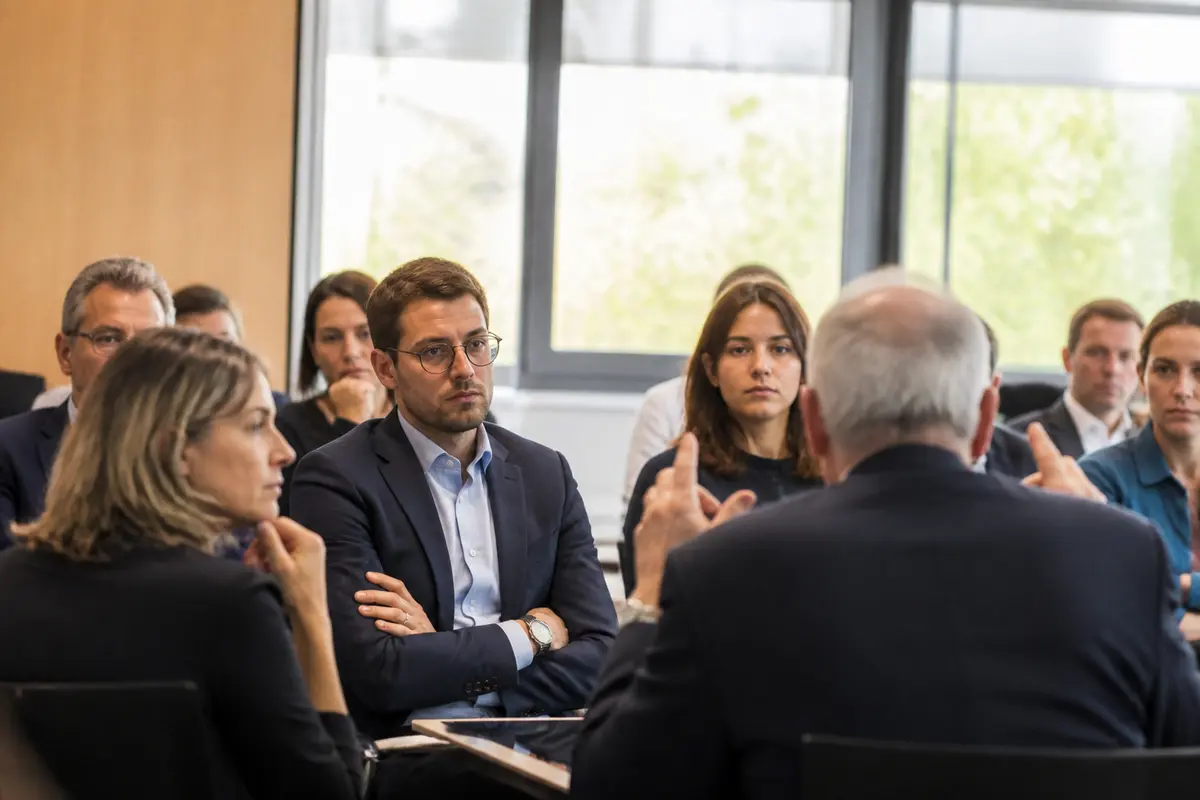 Réunion de travail sérieuse discutant de la gestion d'un pognon de dingue en entreprise